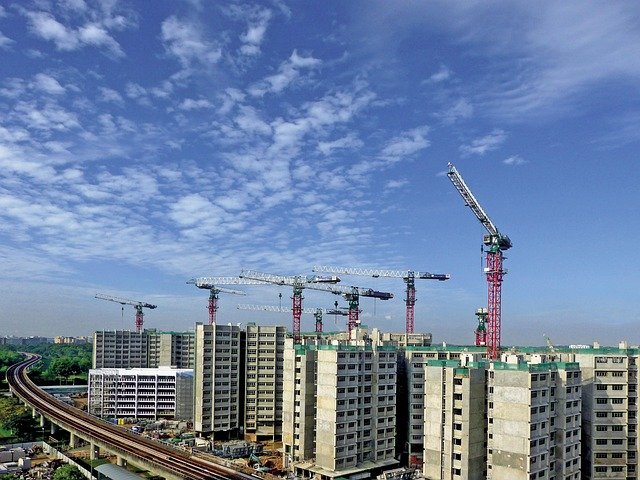 Na imagem, diversos edifícios em construção. A incorporadora é a responsável por acompanhar a obra do começo até o final.