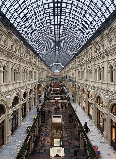 complexo de condomínio Na imagem, um centro comercial coberto em Moscou, subdividido em diversas unidades, formando um complexo de condomínio
