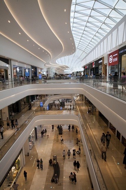 Na imagem, a vista do saguão de um shopping center, que pode integrar um complexo de condomínio comercial ou misto