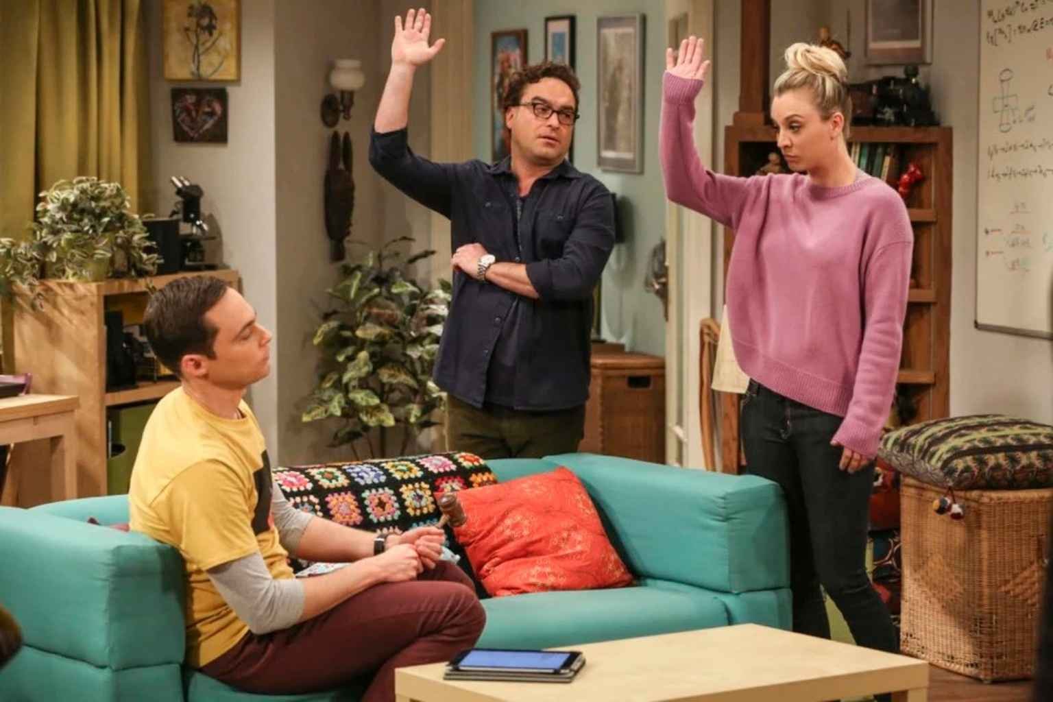 Na imagem, condôminos levantam as mãos durante uma assembleia condominial, votando contra a administração de Sheldon Cooper que, além de um condômino antissocial, é um síndico abusivo.