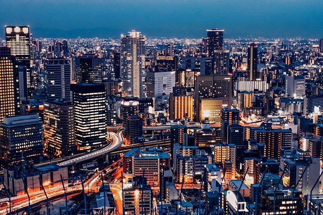 Na imagem, uma cidade grande repleta de edifícios (condomínios verticais) e sem qualquer possibilidade de comportar um condomínio horizontal