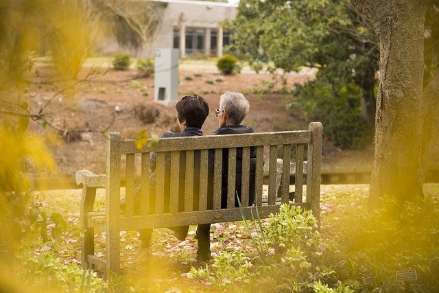A usucapião pode trazer mais tranquilidade para a sua família. Na imagem, casal de idosos aproveitando um tempo juntos em um balanço no jardim de casa